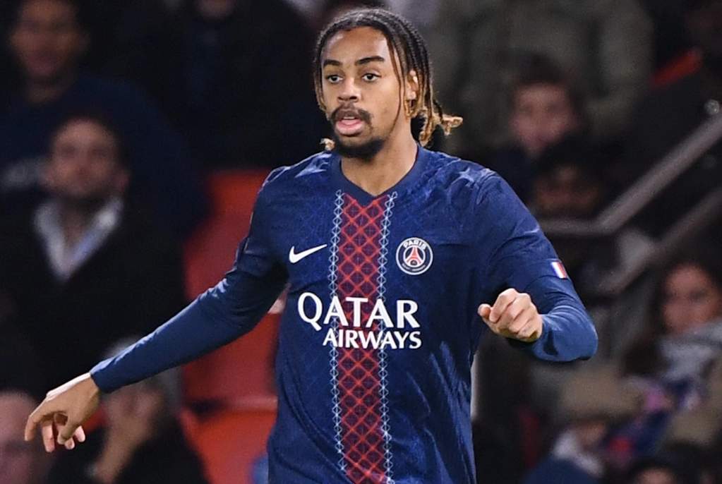 Gelandang Paris Saint-Germain Fabian Ruiz sedang melakukan selebrasi kemenangan di lapangan hijau sambil mengenakan jersey klub.