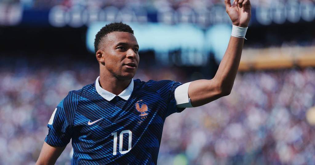 Halaman utama surat kabar L'Equipe edisi Minggu 2 Agustus 2026 yang menampilkan ulasan khusus mengenai kejutan bursa Ballon d'Or.