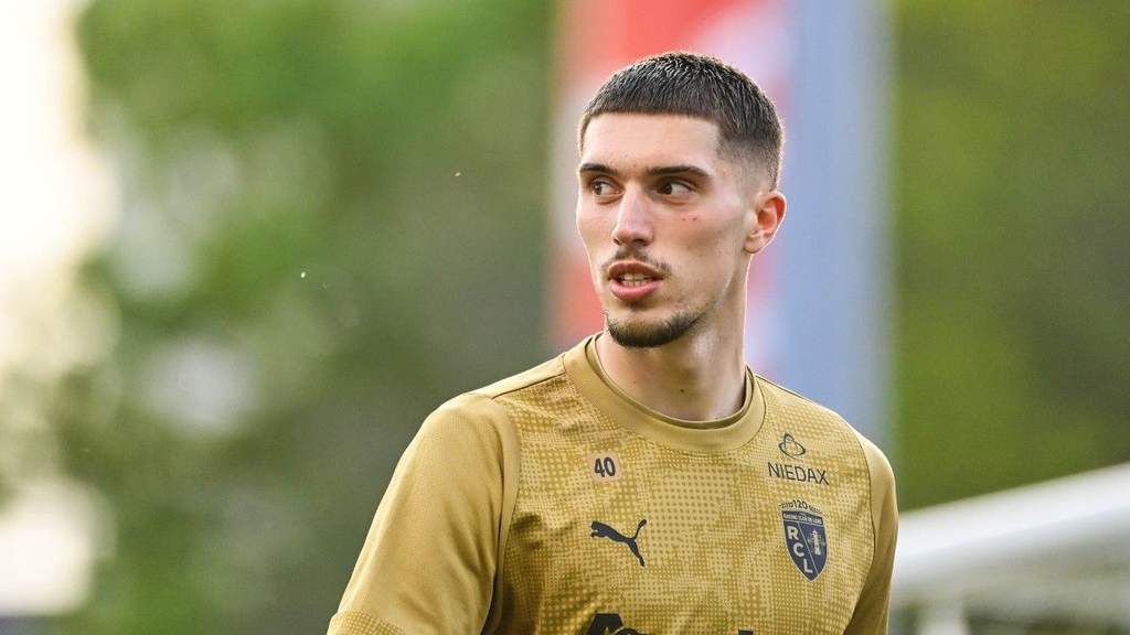Kiper RC Lens Robin Risser saat mengawal gawang dalam pertandingan Liga Prancis di stadion kandang.