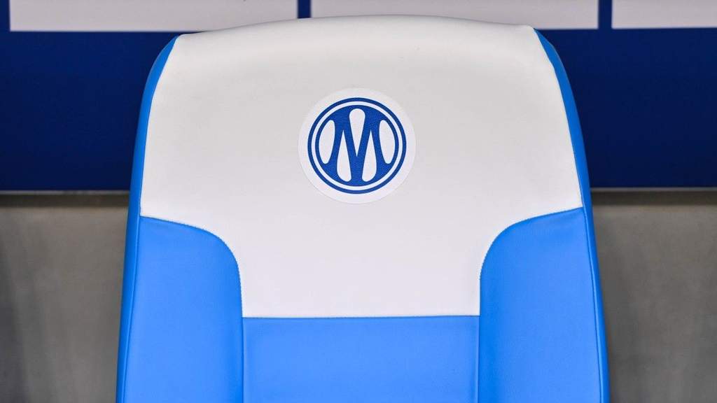 Suasana Stadion Vélodrome markas Olympique de Marseille saat pertandingan kandang Ligue 1 dengan antusiasme tinggi dari para suporter di tribun penonton.
