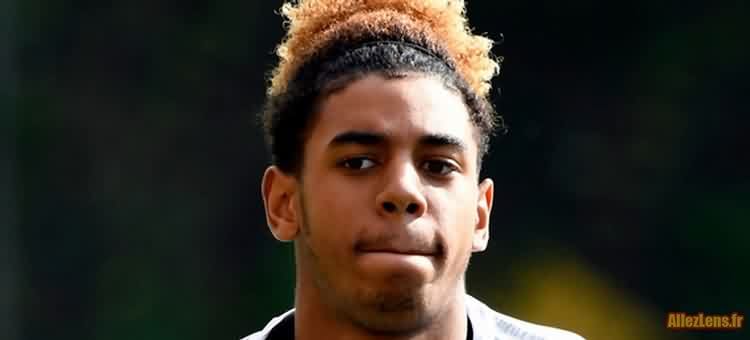 Pemain depan Willem Geubbels saat mengenakan jersey klub dalam sesi latihan lapangan hijau dengan latar belakang tribun stadion.