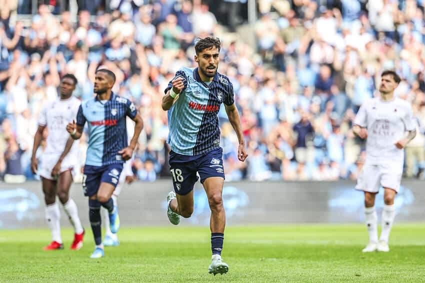 Aksi bek kiri Yanis Zouaoui saat mengenakan jersey latihan klub sepak bola di lapangan hijau.